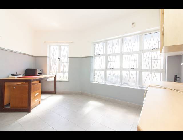 190M² BUILDING FOR SALE IN ARENA PARK